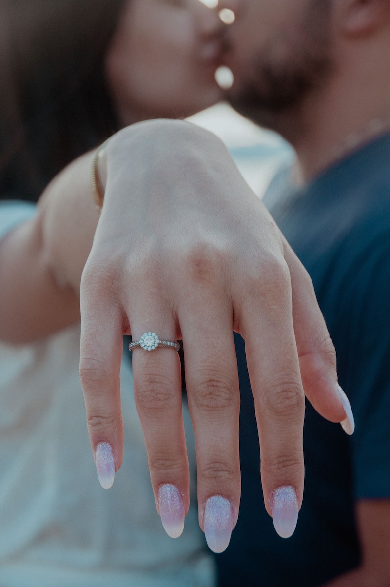 pedido de casamento com anel de diamantes