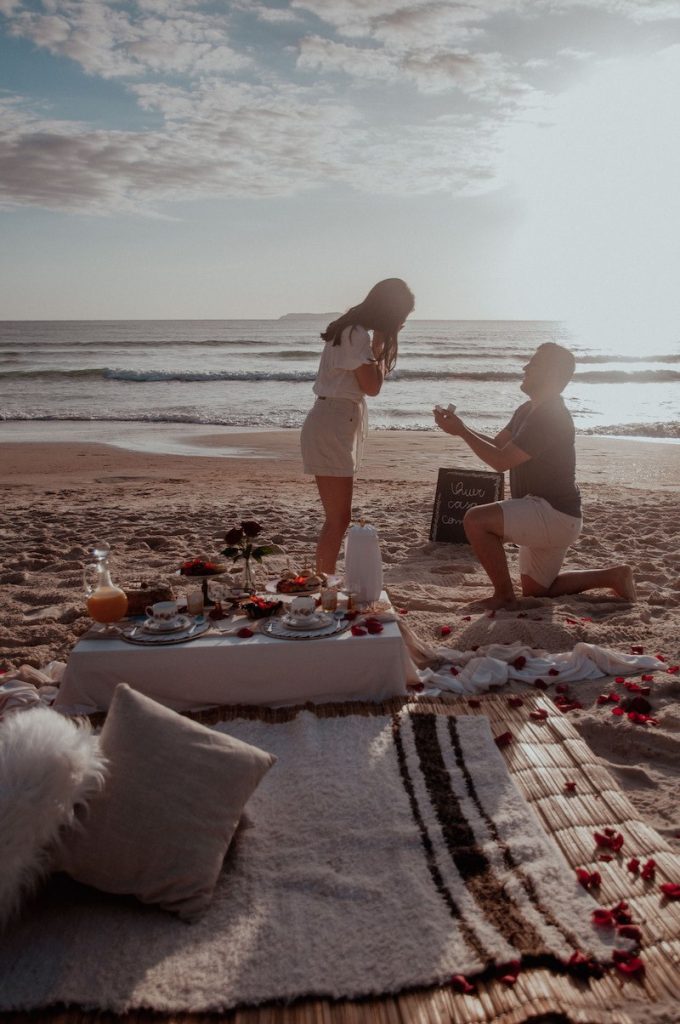 pedido de casamento de joelhos na praia