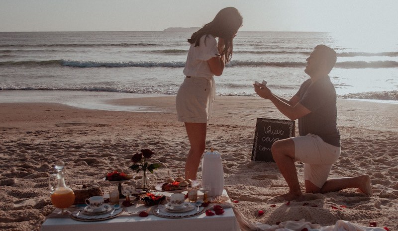 pedido de casamento em piquenique na praia