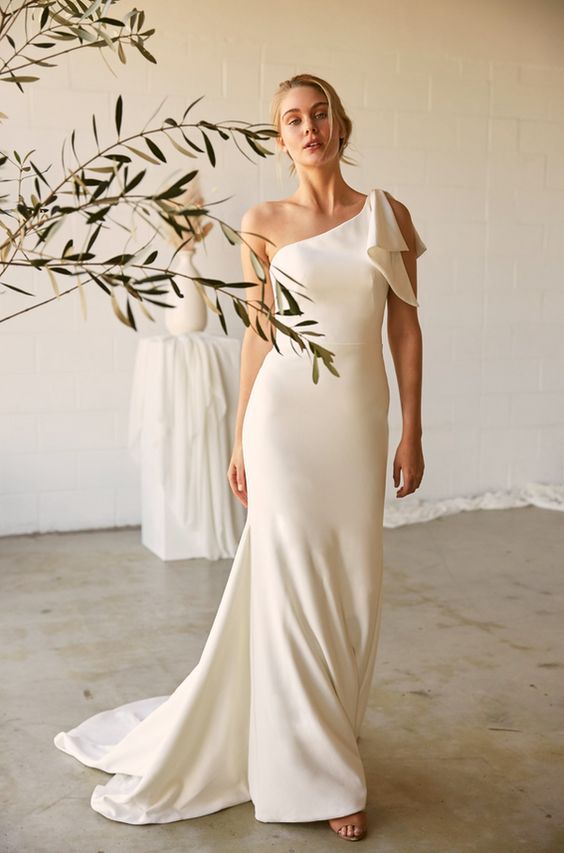 vestido de noiva elegante com decote assimétrico
