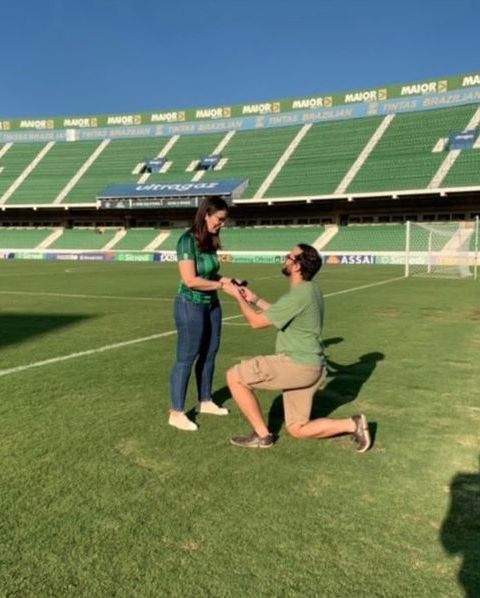 pedido de casamento em campo de futebol