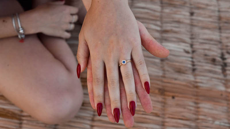 Anel de noivado com pedra colorida: tudo que você precisa saber