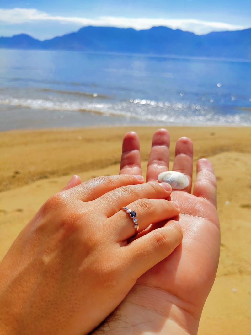 anel ouro branco com safira azul para pedido de casamento