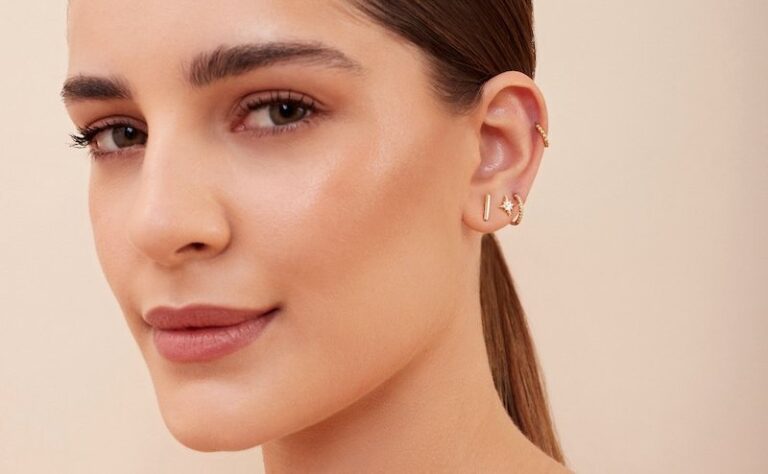 Leia mais sobre o artigo Brincos delicados em ouro: 8 modelos pequenos e minimalistas