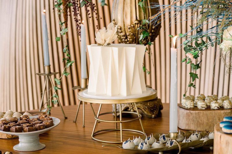 Casamento minimalista: ideias de mesa de bolo simples e elegante