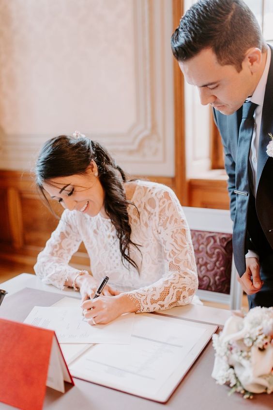 noiva assinando a documentação do casamento