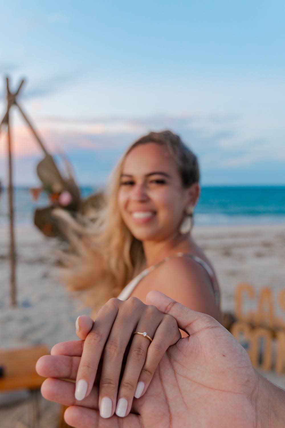anel com diamante para pedido surpresa em praia