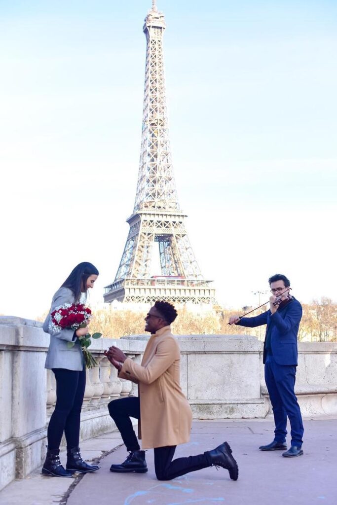 pedido de casamento com a Torre Eiffel ao fundo