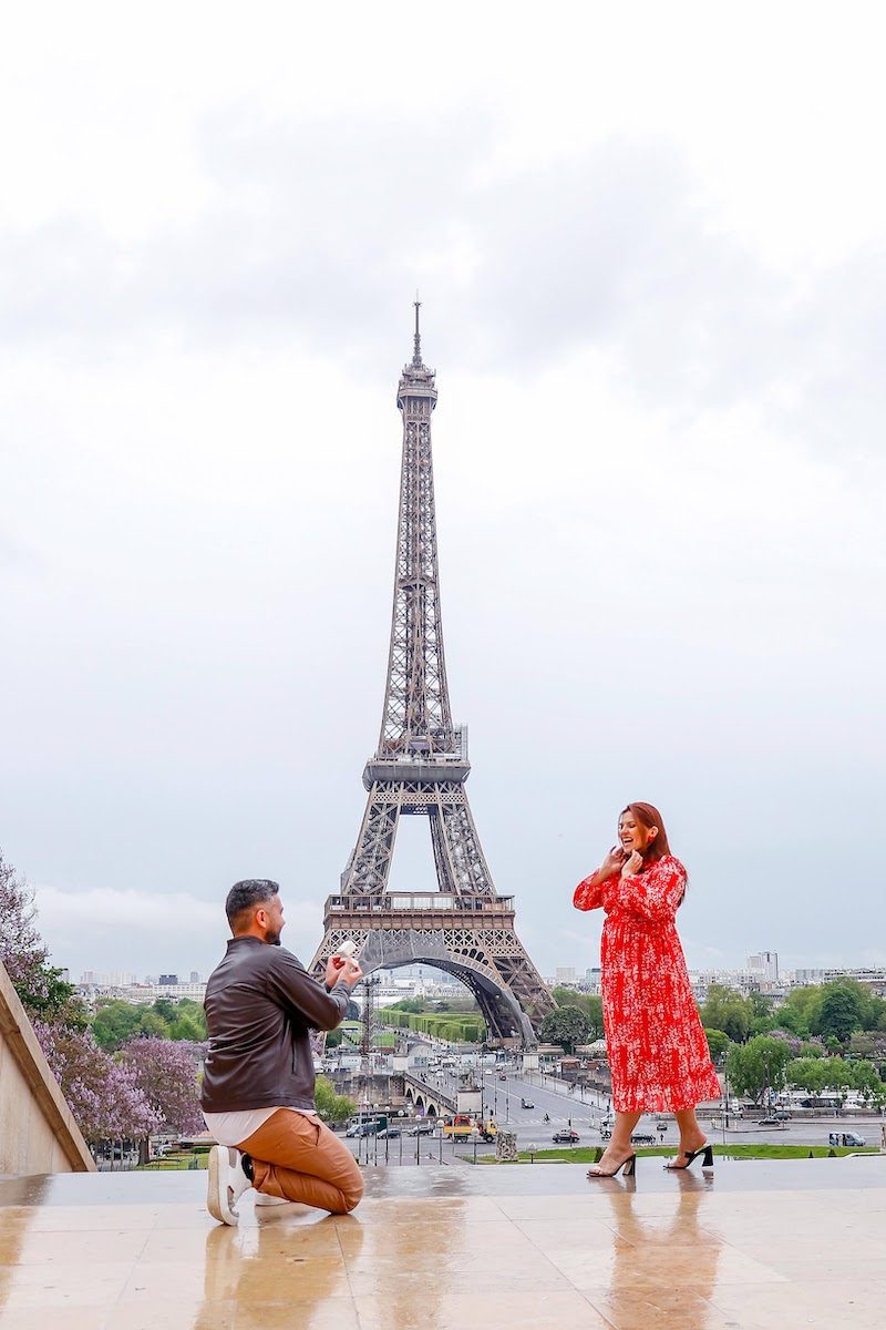 pedido em frente a Torre Eiffel