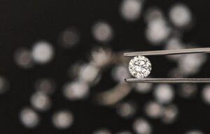 Qual a diferença entre brilhante e diamante?