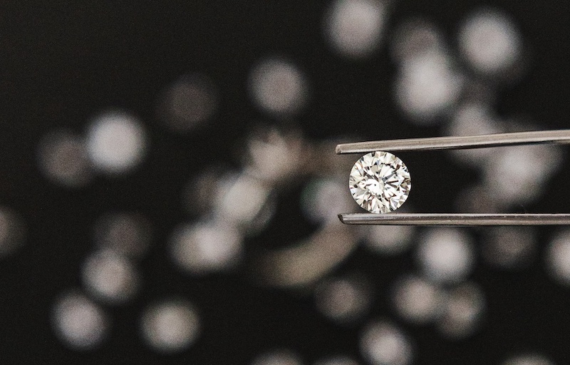 Qual a diferença entre brilhante e diamante?