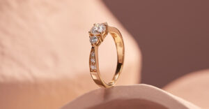 qual mão se usa o anel de noivado?