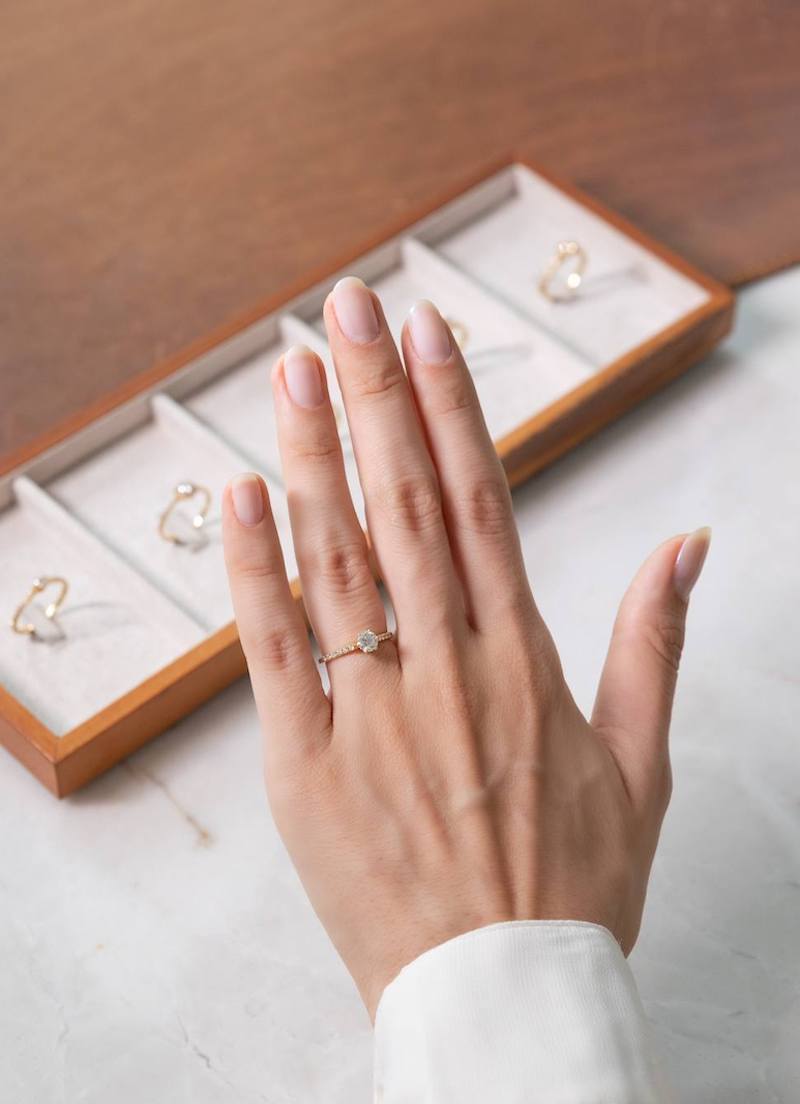 como se usa o anel de noivado?