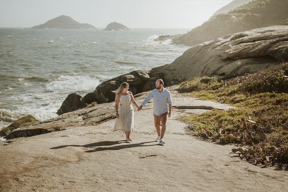 sessão pré-casamento em praia