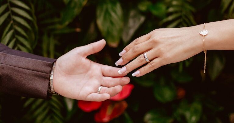 Leia mais sobre o artigo Alianças de ouro branco: 7 modelos para te conquistar