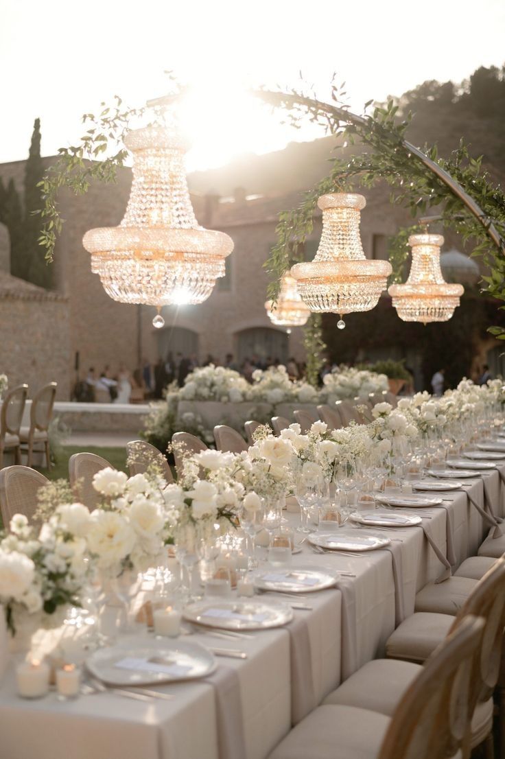 decoração com lustres para casamento ao ar livre