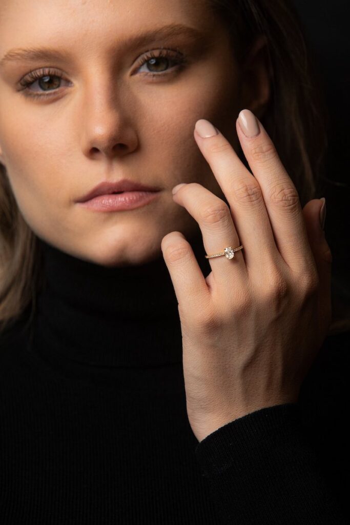 anel de noivado com diamante Oval