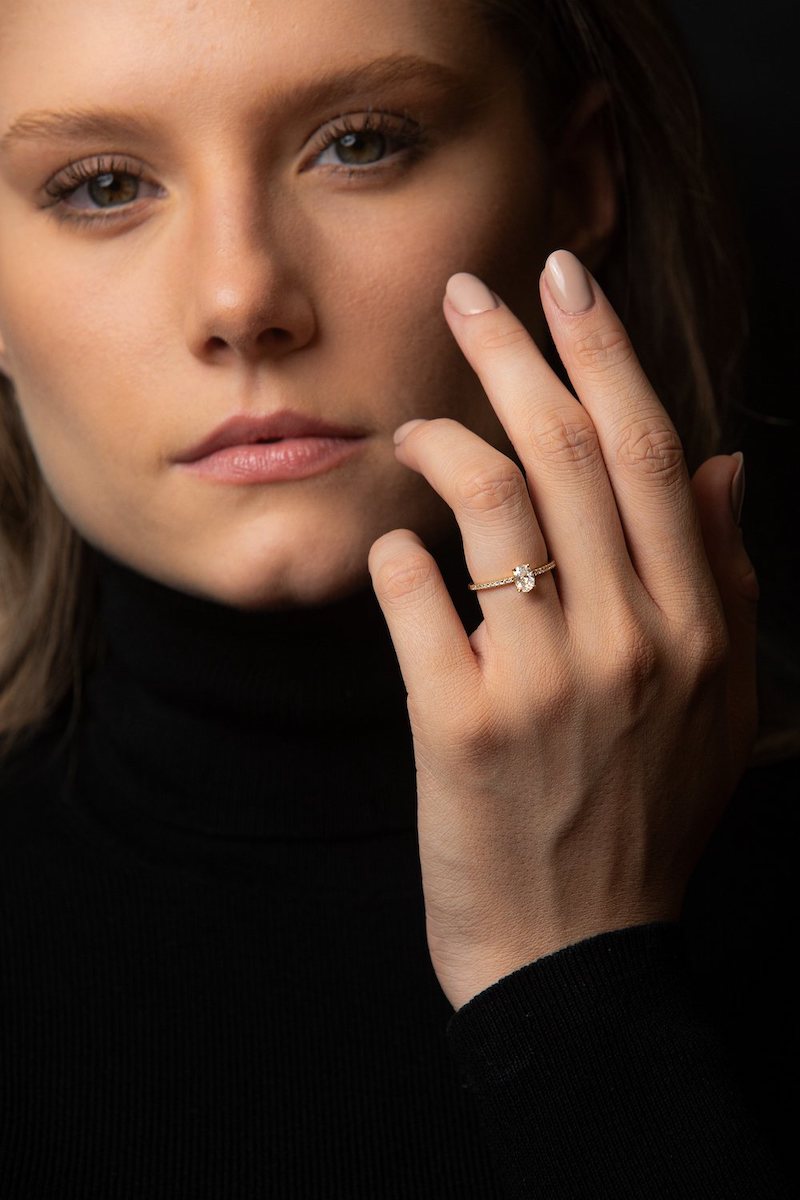 anel de noivado com diamante Oval