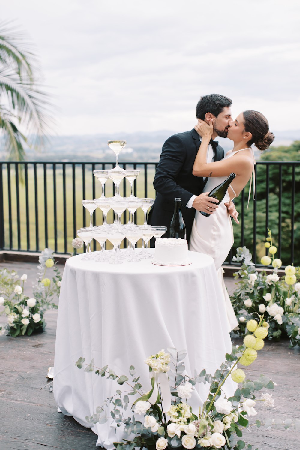 torre de champanhe em cerimônia de casamento