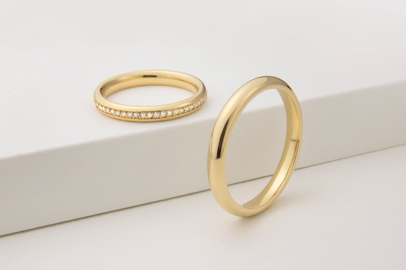 Alianças finas com diamantes