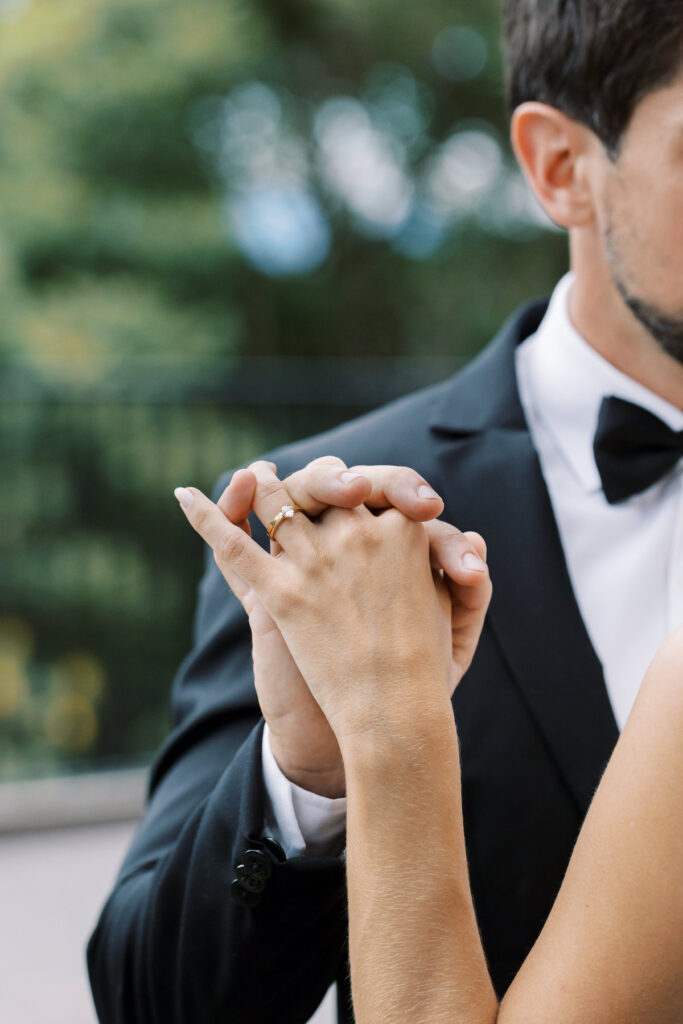 alianças de casamento finas para cerimônias intimistas