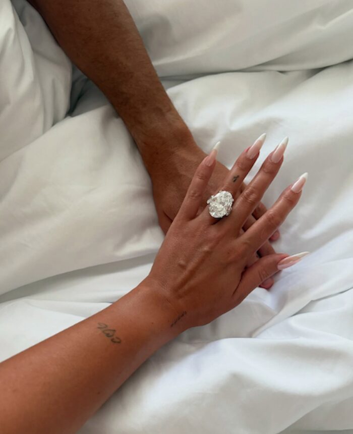 Giorgina Rodriguez com seu anel de noivado