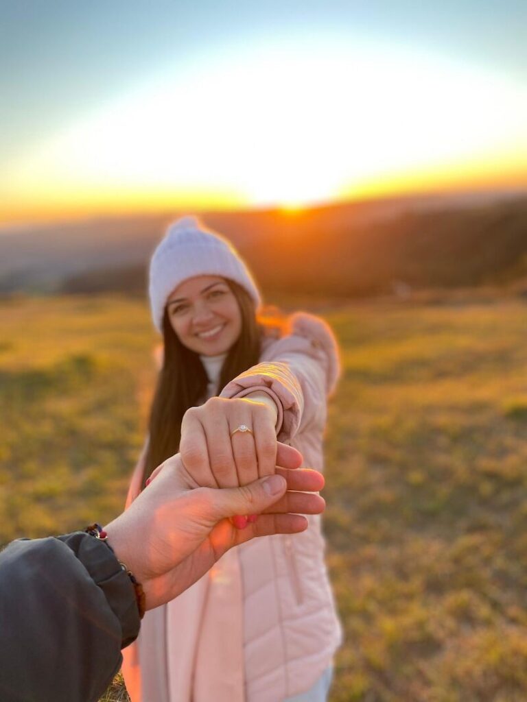 pedido de casamento ao pôr do sol no campo