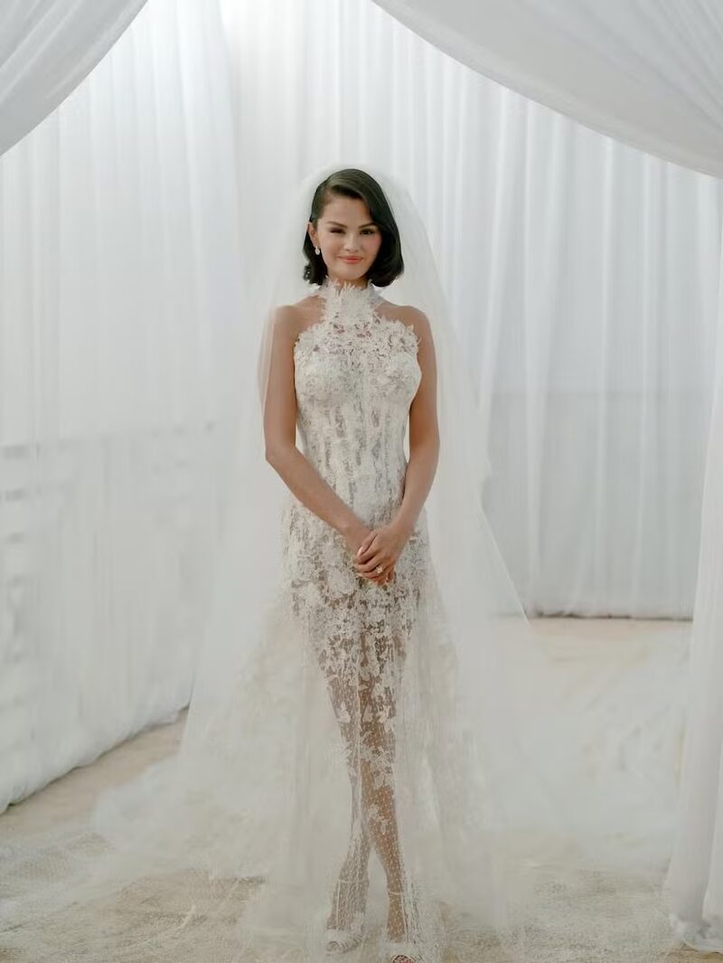 vestido de renda de Selena Gomez no casamento