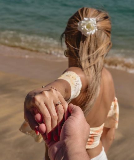 Clientes Reisman com Anel Oregon pedido de casamento na praia