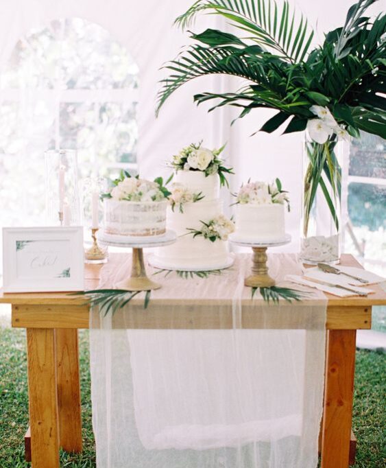 mesa de bolo decorada com folhagens